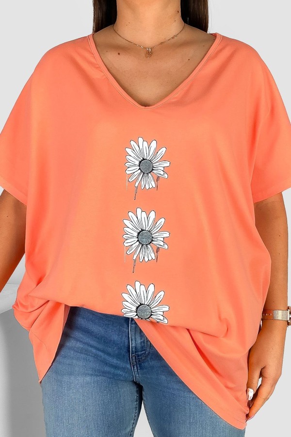 Bluzka damska T-shirt plus size w kolorze brzoskwiniowym nadruk trzy stokrotki