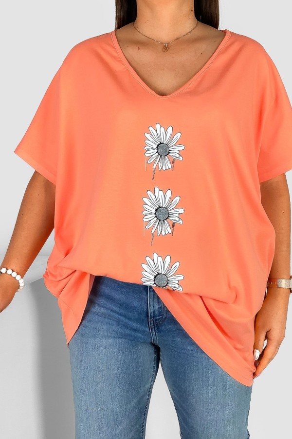 Bluzka damska T-shirt plus size w kolorze brzoskwiniowym nadruk trzy stokrotki 1