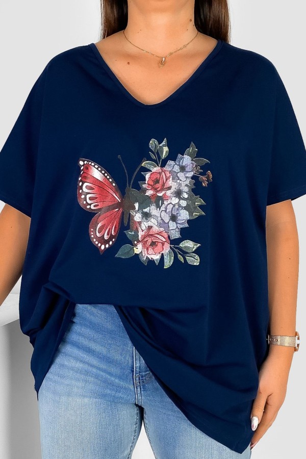 Bluzka damska T-shirt plus size w kolorze granatowym nadruk motyl róże
