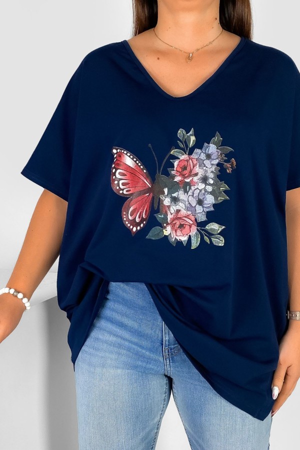 Bluzka damska T-shirt plus size w kolorze granatowym nadruk motyl róże 1
