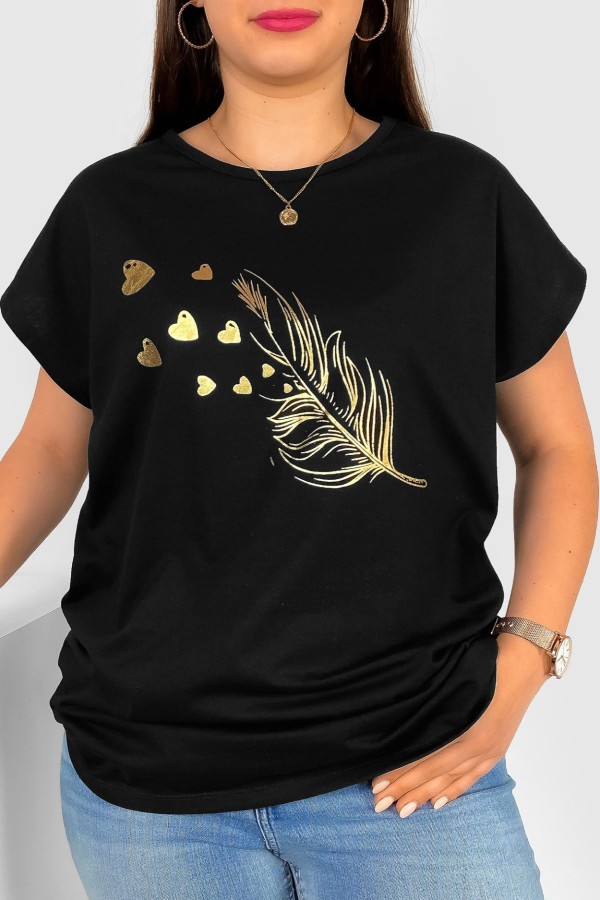 T-shirt damski plus size w kolorze czarnym złoty print piórko serduszka