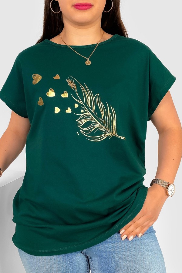 T-shirt damski plus size w kolorze butelkowej zieleni złoty print piórko serduszka