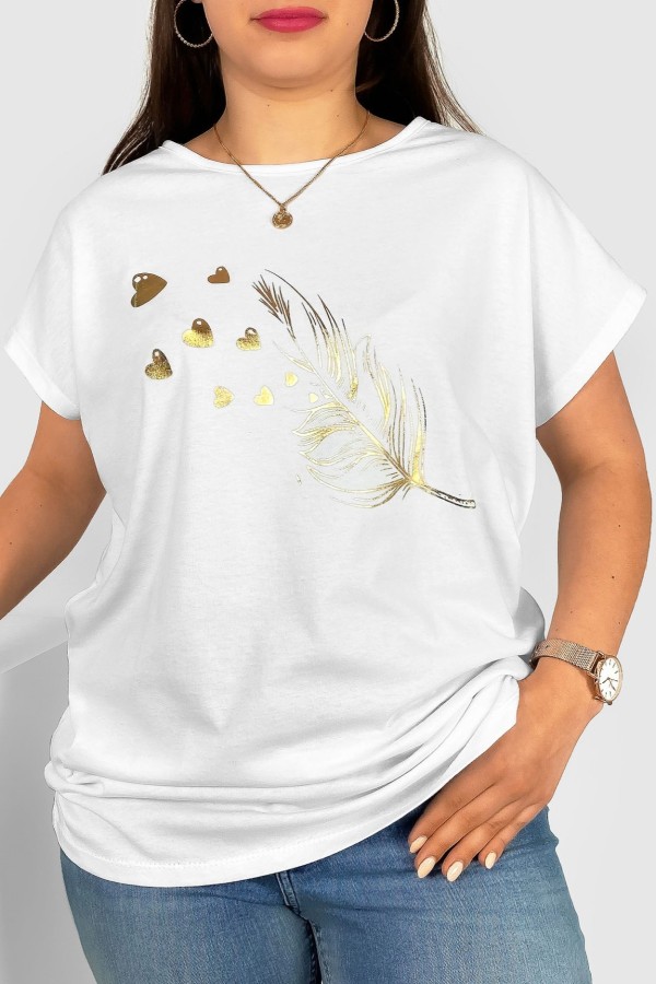 T-shirt damski plus size w kolorze białym złoty print piórko serduszka