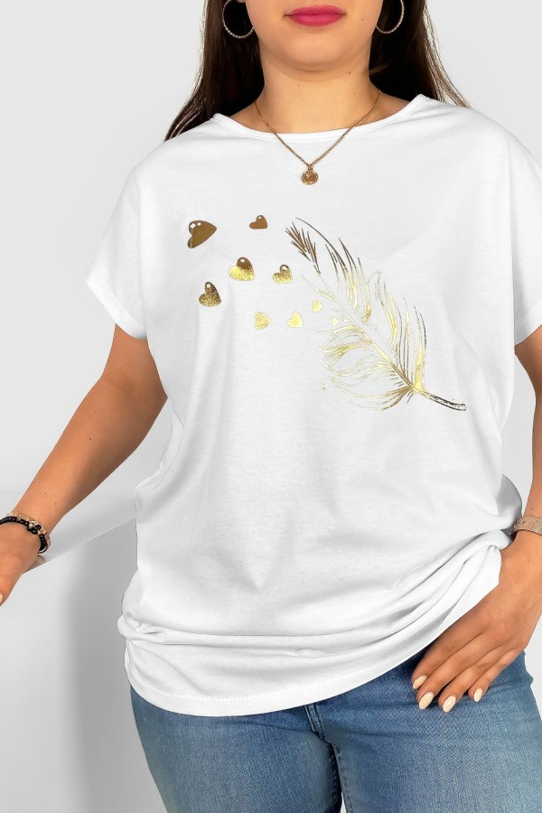 T-shirt damski plus size w kolorze białym złoty print piórko serduszka 1