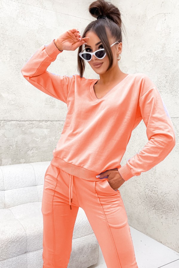 Dres damski w kolorze brzoskwiniowym komplet spodnie i bluza Milou 1