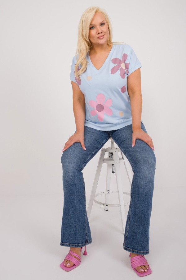 Bluzka damska T-shirt plus size w kolorze błękitnym print kwiaty dżety Coco 1