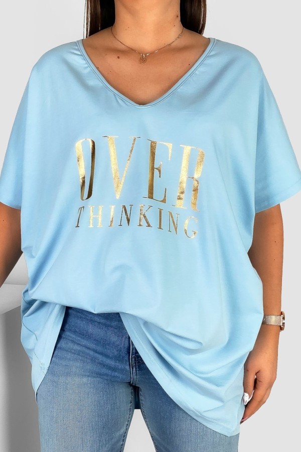 Bluzka damska plus size w kolorze błękitnym złote napisy Overthinking 2