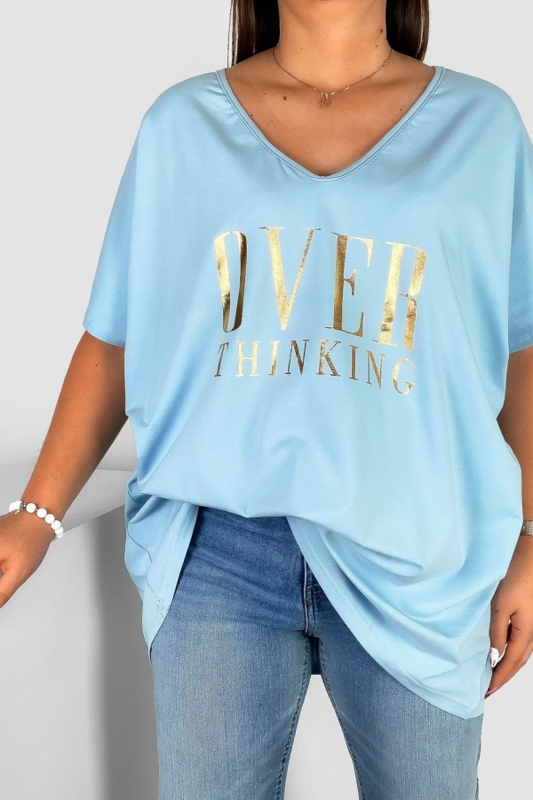 Bluzka damska plus size w kolorze błękitnym złote napisy Overthinking 1