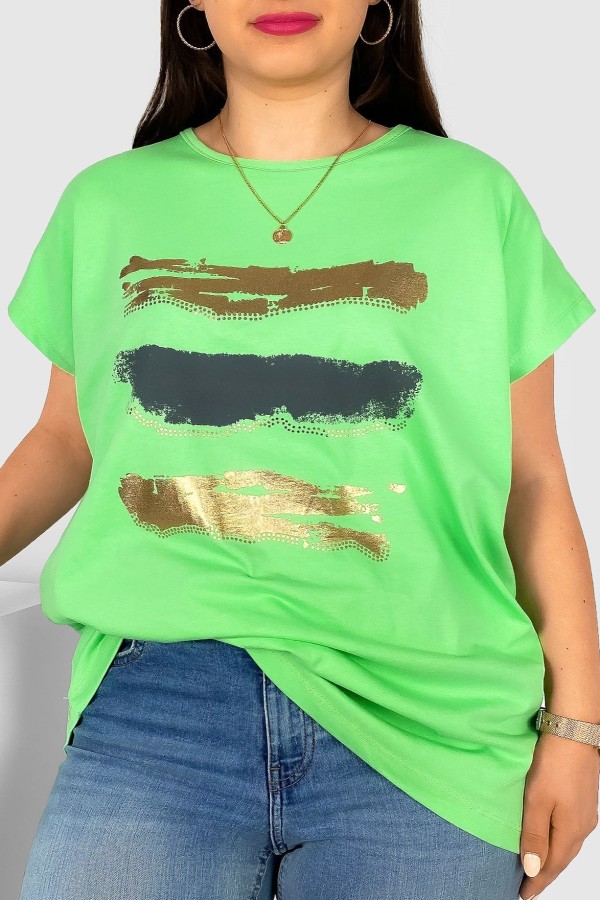 T-shirt damski plus size nietoperz w kolorze zielonym nadruk złoty pasy Selmi