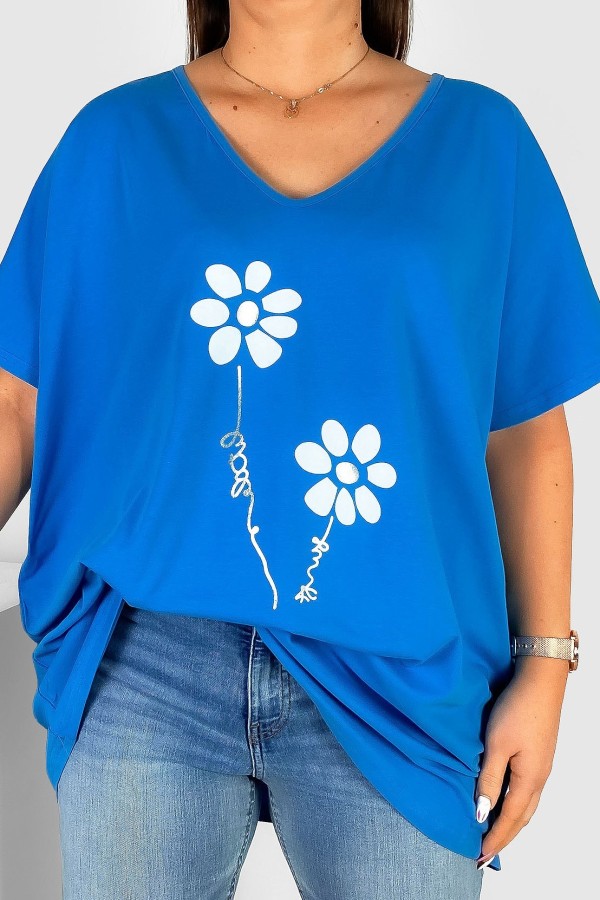 Bluzka damska T-shirt plus size w kolorze niebieskim nadruk srebrno białe kwiatki