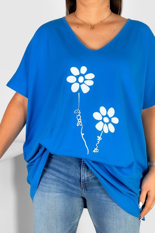Bluzka damska T-shirt plus size w kolorze niebieskim nadruk srebrno białe kwiatki 1