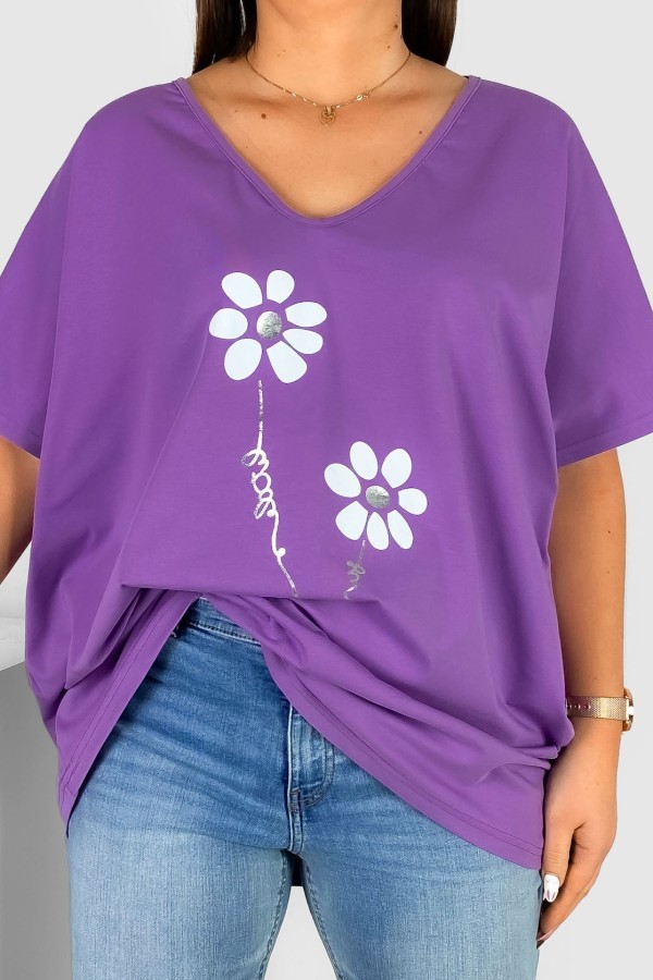 Bluzka damska T-shirt plus size w kolorze fioletowym nadruk srebrno białe kwiatki