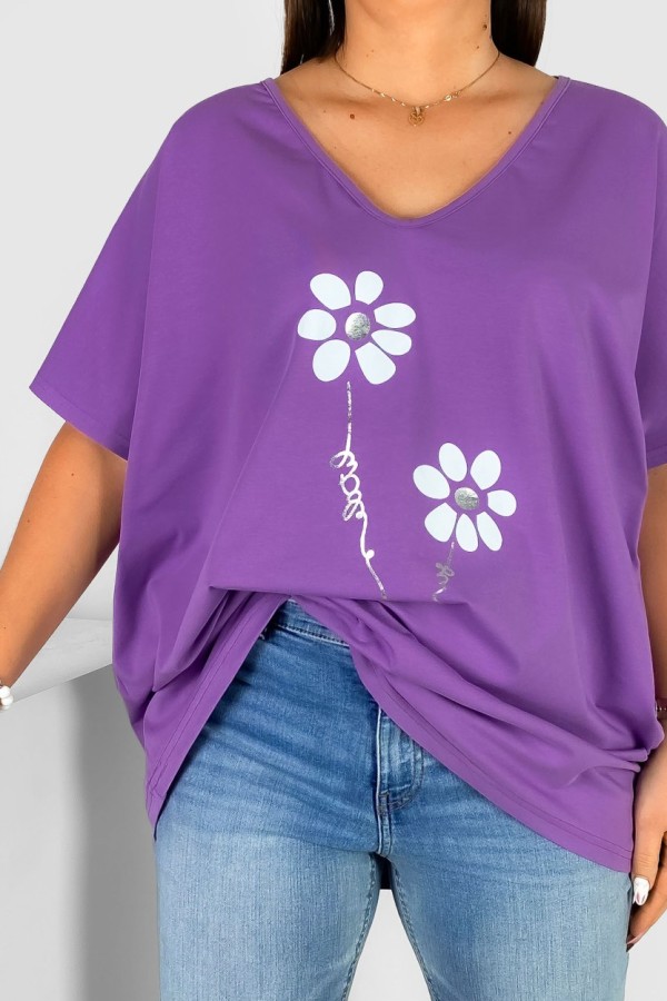 Bluzka damska T-shirt plus size w kolorze fioletowym nadruk srebrno białe kwiatki 1