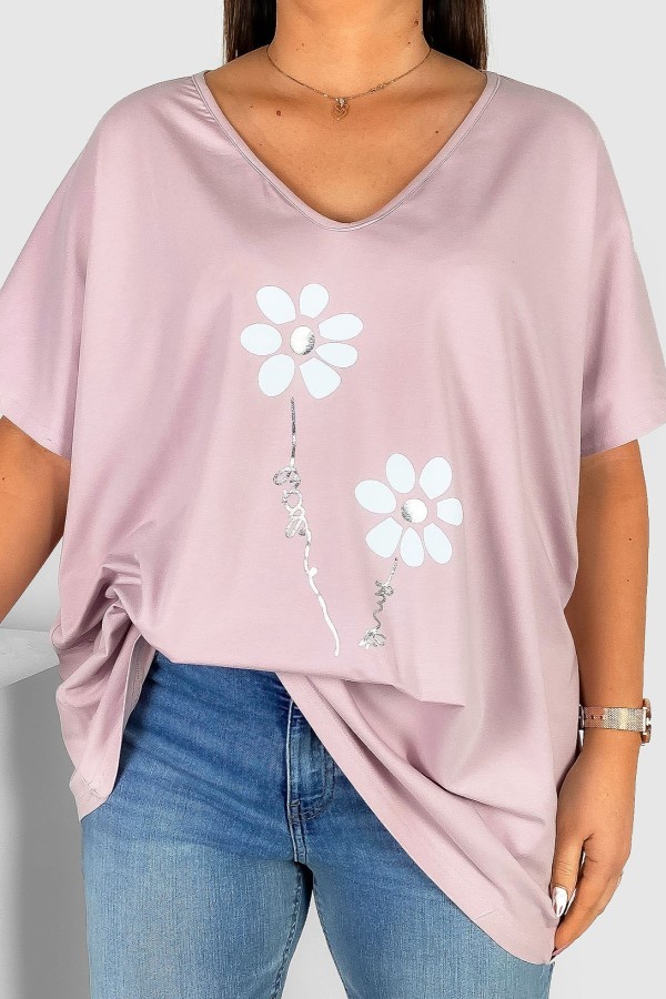 Bluzka damska T-shirt plus size w kolorze pudrowym nadruk srebrno białe kwiatki