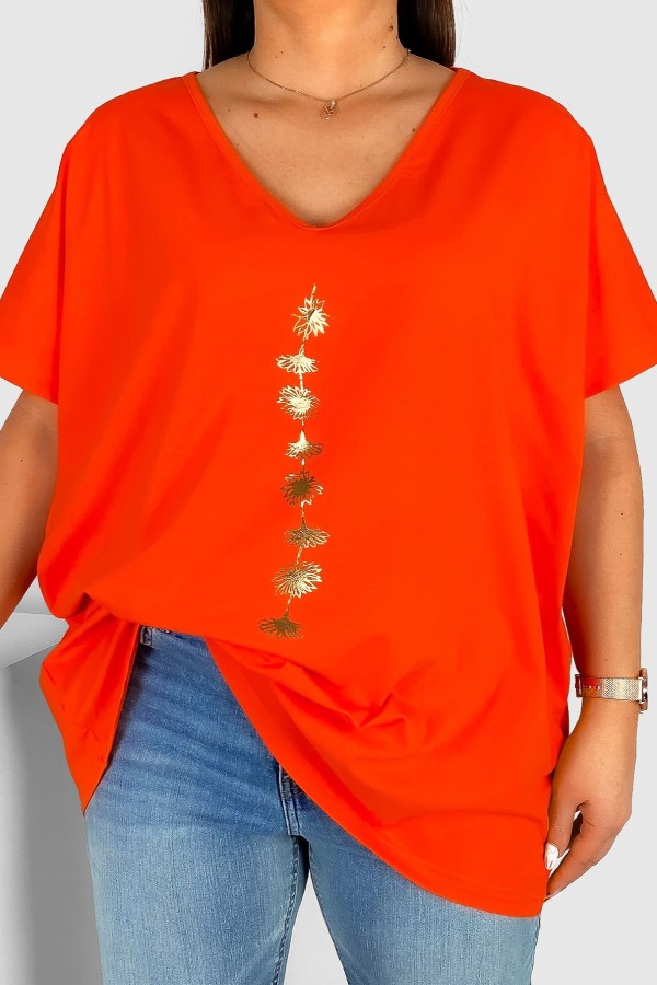 Bluzka damska T-shirt plus size w kolorze pomarańczowym złoty nadruk kwiatuszki w pionie