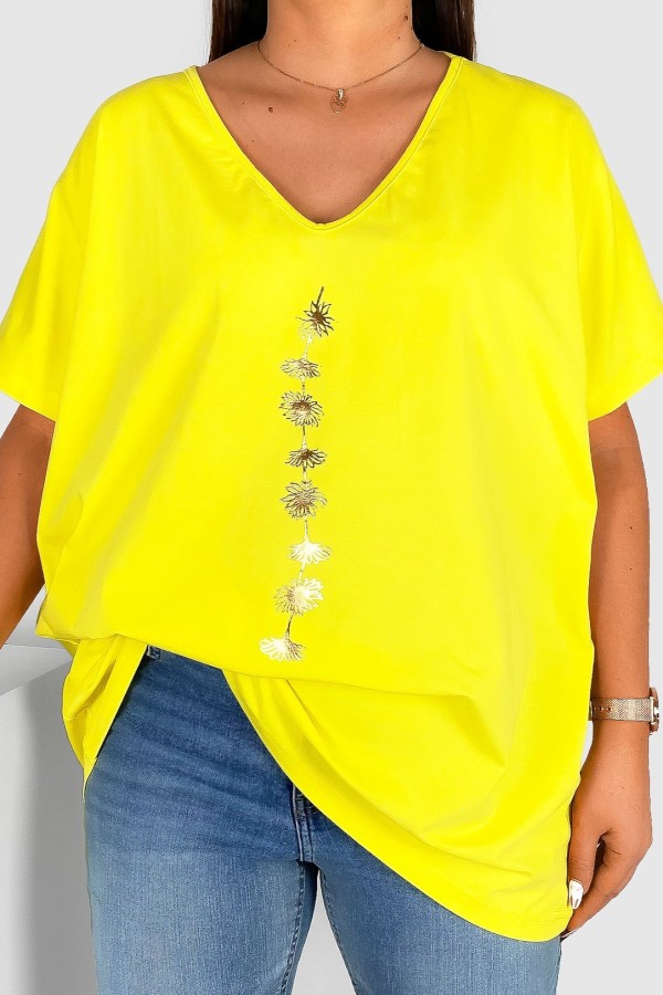 Bluzka damska T-shirt plus size w kolorze żółtym złoty nadruk kwiatuszki w pionie