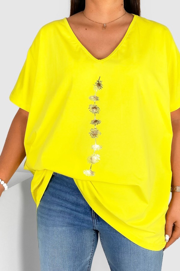 Bluzka damska T-shirt plus size w kolorze żółtym złoty nadruk kwiatuszki w pionie 1