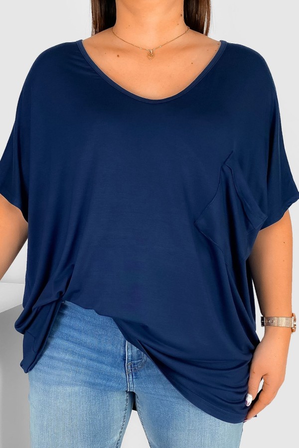 Bluzka damska T-shirt plus size w kolorze granatowym kieszeń