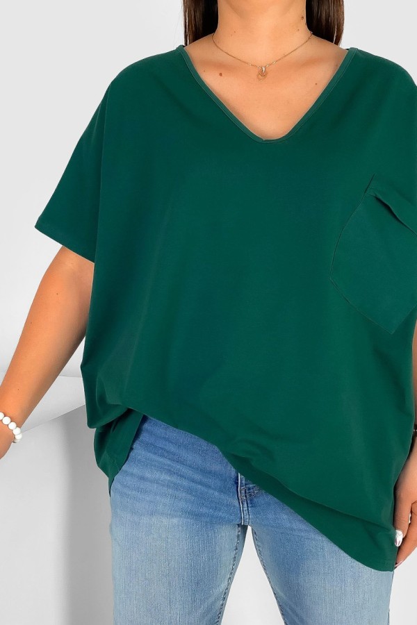 Bluzka damska T-shirt plus size w kolorze butelkowym kieszeń 1