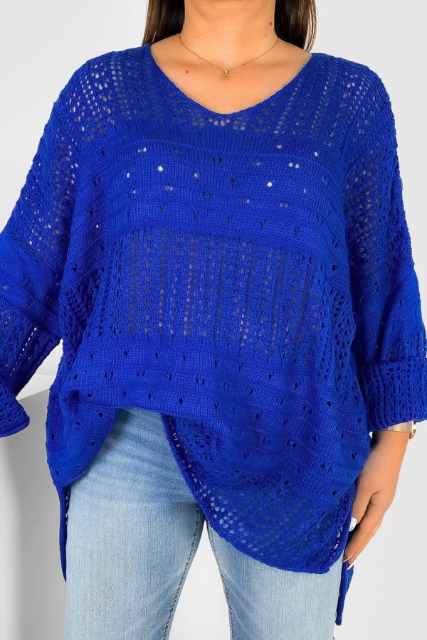Duży ażurowy sweter damski oversize w kolorze kobaltowym rozcięcie dłuższy tył Levi