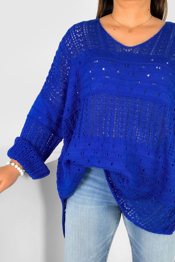 Duży ażurowy sweter damski oversize w kolorze kobaltowym rozcięcie dłuższy tył Levi 1