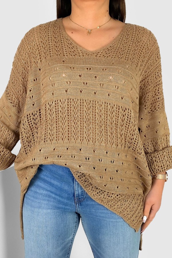 Duży ażurowy sweter damski oversize w kolorze camelowym rozcięcie dłuższy tył Levi 2
