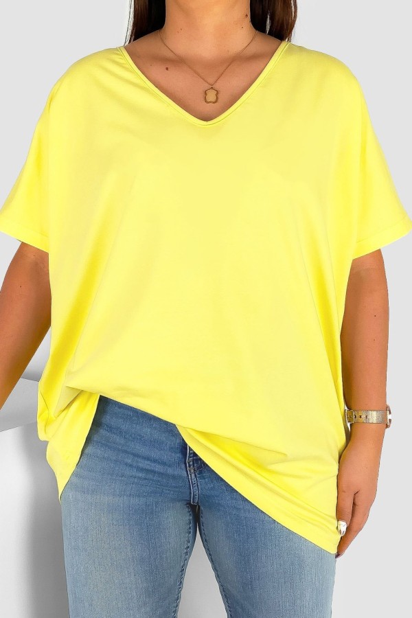 T-shirt damski plus size gładki w kolorze żółtym dekolt w serek V-neck FOXI