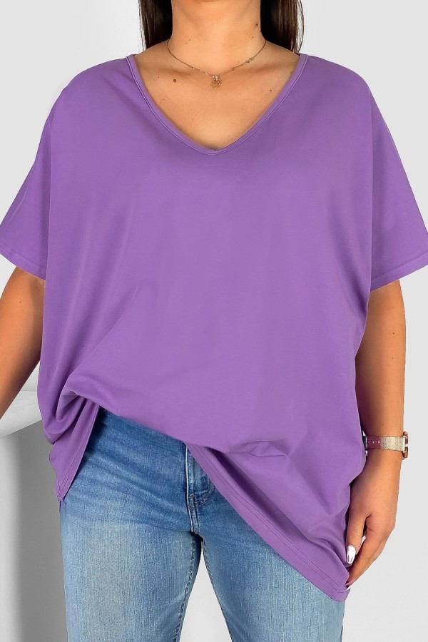 T-shirt damski plus size gładki w kolorze wrzosowym dekolt w serek V-neck FOXI