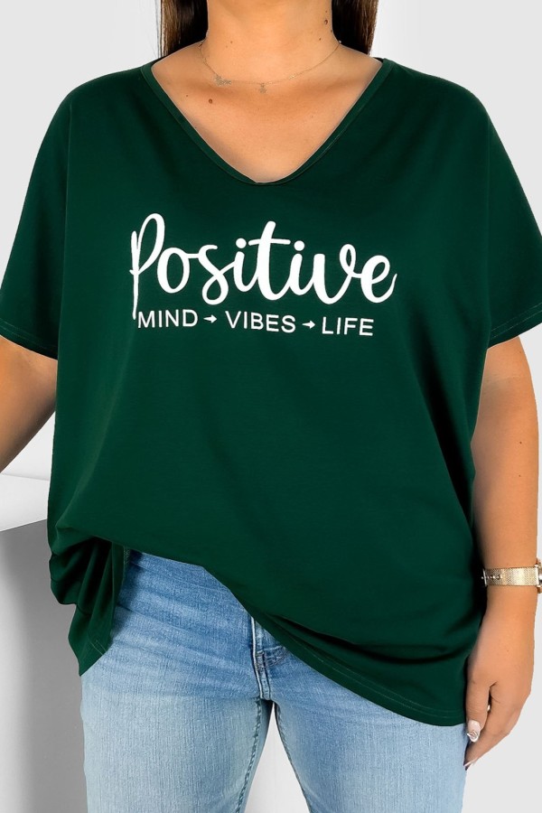 T-shirt damski plus size w kolorze butelkowej zieleni dekolt w serek V-neck Positive