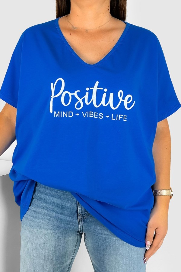 T-shirt damski plus size w kolorze chabrowym dekolt w serek V-neck Positive 2