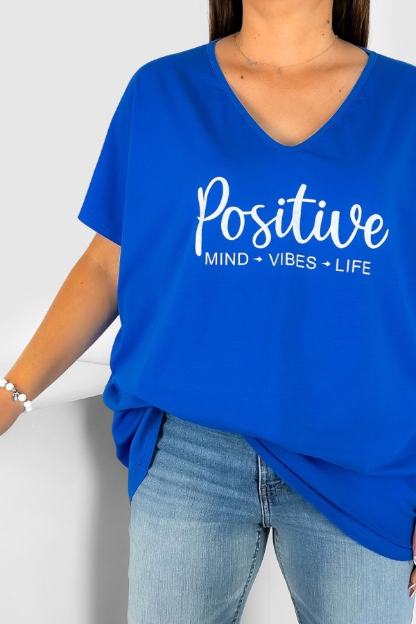 T-shirt damski plus size w kolorze chabrowym dekolt w serek V-neck Positive 1