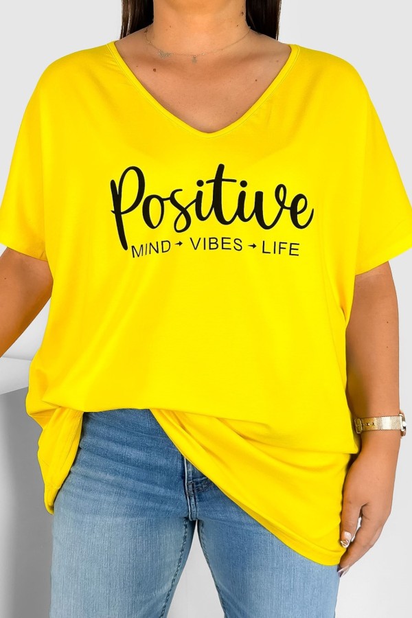 T-shirt damski plus size w kolorze żółtym dekolt w serek V-neck Positive