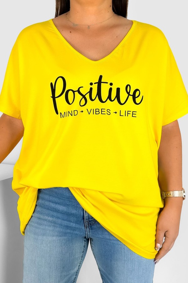 T-shirt damski plus size w kolorze żółtym dekolt w serek V-neck Positive 2