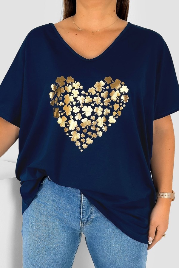 Bluzka damska T-shirt plus size w kolorze granatowym złoty nadruk serce koniczynki
