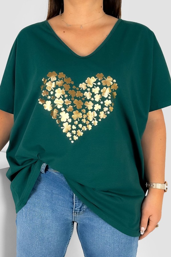 Bluzka damska T-shirt plus size w kolorze butelkowym złoty nadruk serce koniczynki