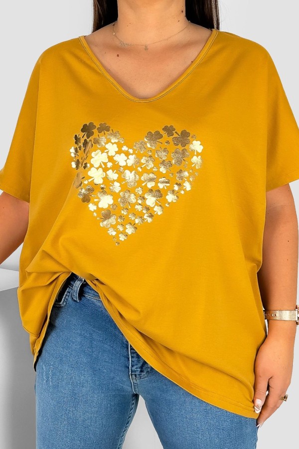 Bluzka damska T-shirt plus size w kolorze miodowym złoty nadruk serce koniczynki
