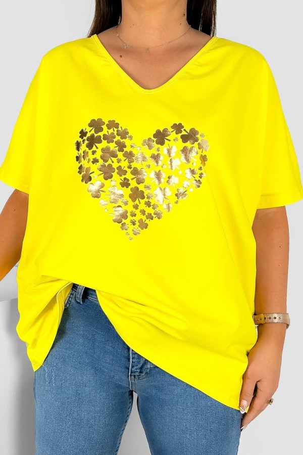 Bluzka damska T-shirt plus size w kolorze żółtym złoty nadruk serce koniczynki