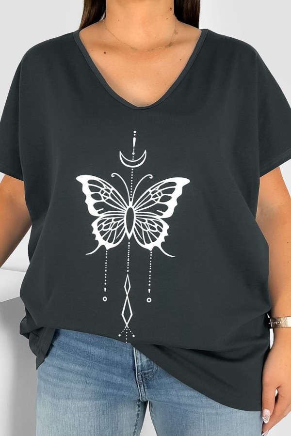 Bluzka damska T-shirt plus size w kolorze grafitowym nadruk motylek księżyc