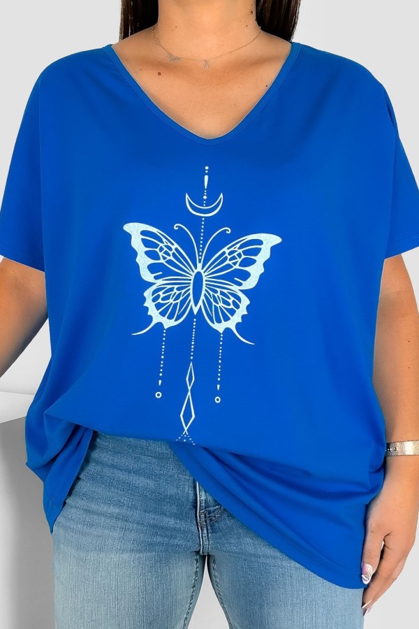 Bluzka damska T-shirt plus size w kolorze niebieskim nadruk motylek księżyc