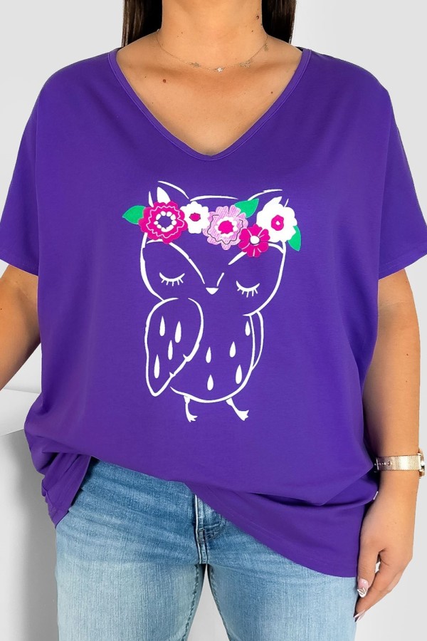 Bluzka damska T-shirt plus size w kolorze fioletowym nadruk sówka wianek
