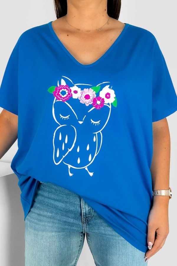 Bluzka damska T-shirt plus size w kolorze niebieskim nadruk sówka wianek