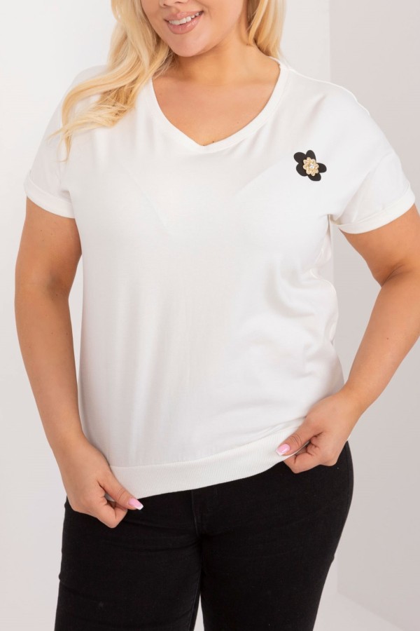 Bluzka damska t-shirt plus size w kolorze ecru z aplikacją kwiatka cyrkonie