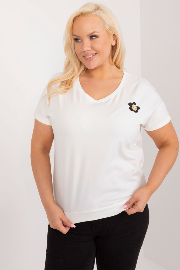 Bluzka damska t-shirt plus size w kolorze ecru z aplikacją kwiatka cyrkonie Rubi 2