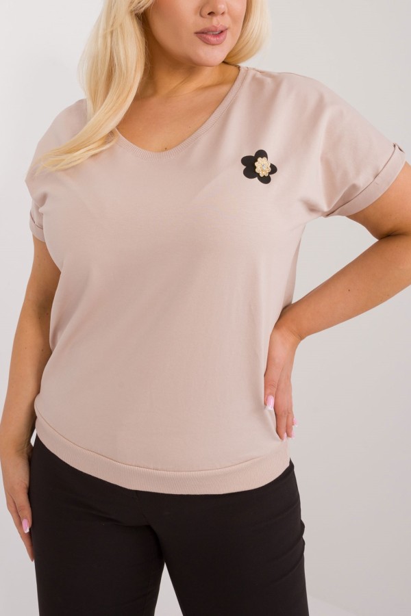 Bluzka damska t-shirt plus size w kolorze beżowym z aplikacją kwiatka cyrkonie