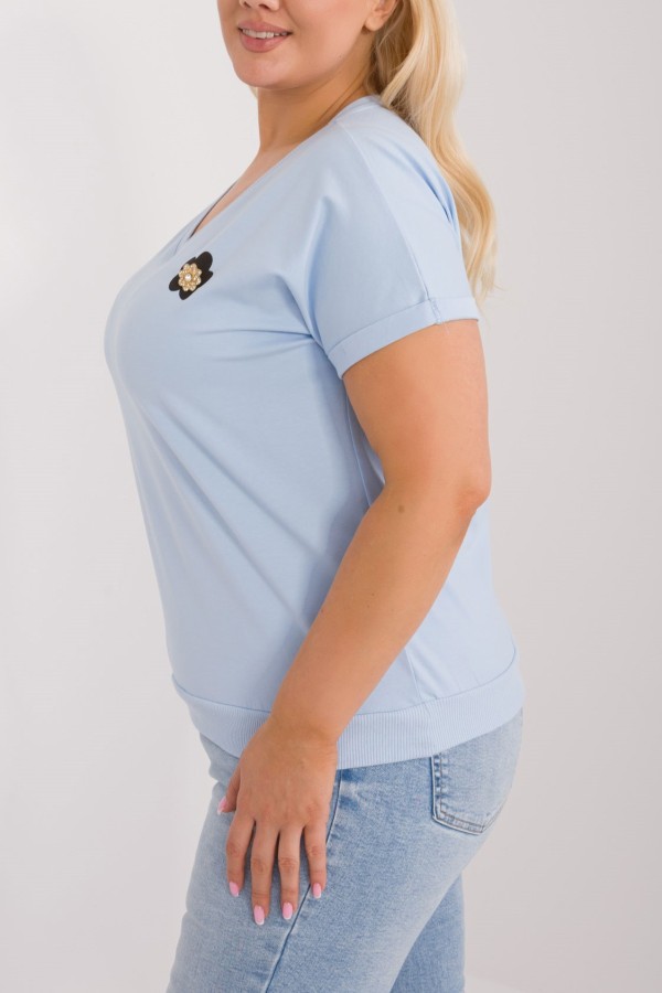 Bluzka damska t-shirt plus size w kolorze jasnoniebieskim z aplikacją kwiatka cyrkonie
