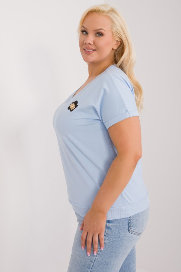 Bluzka damska t-shirt plus size w kolorze jasnoniebieskim z aplikacją kwiatka cyrkonie Rubi 2