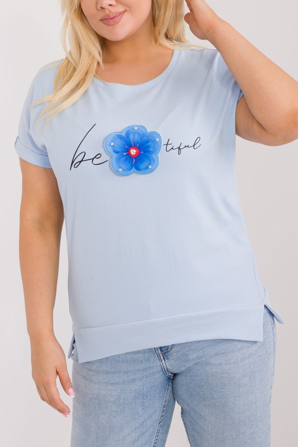 Bluzka damska plus size w kolorze błękitnym aplikacja kwiatka 3d cyrkonie Larisa