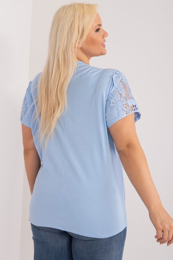 Bluzka damska plus size w kolorze błękitnym nietoperz haftowana aplikacja na rękawach dżety 3
