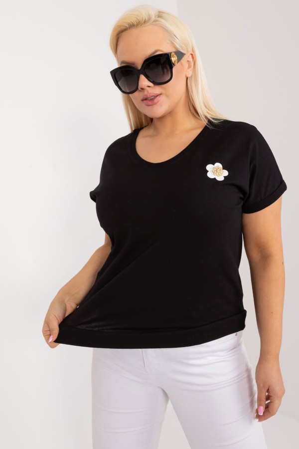 Bluzka damska t-shirt plus size w kolorze czarnym z aplikacją kwiatka cyrkonie