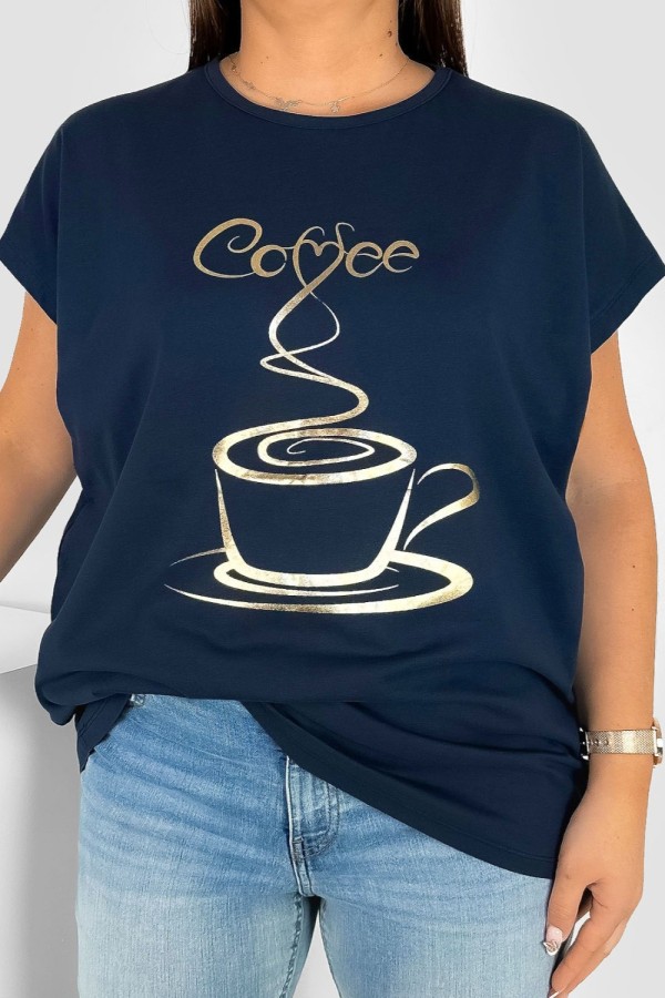 T-shirt damski plus size W DRUGIM GATUNKU w kolorze granatowym złoty print coffee cup